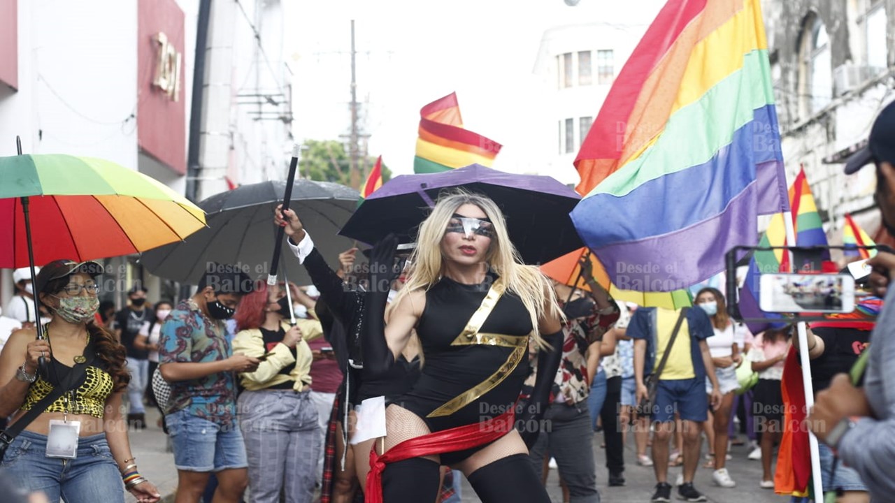 Cientos Marchan Por Los Derechos De La Comunidad Lgtb Desde El Balcon