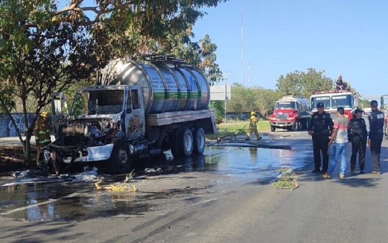 Bomberos evitan explosión de pipa cargada con gasolina Desde el Balcon