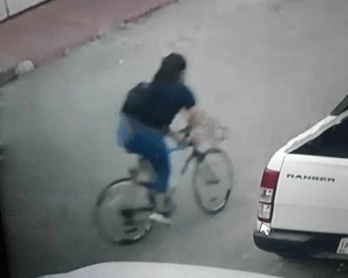 Mujer Se Roba Un Bulto Y Huye En Bicicleta Desde El Balcon