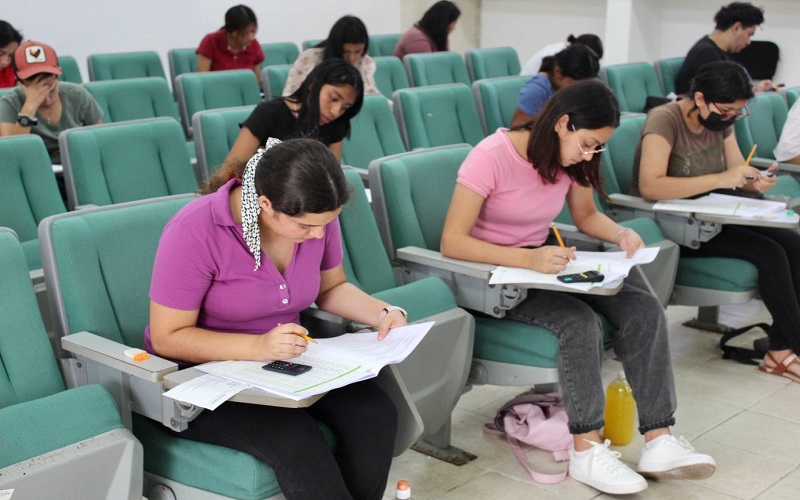 Casi mil 600 estudiantes presentan exámenes para estudiar alguna