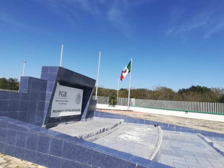 PGR iza la bandera de México al revés | Desde el Balcon