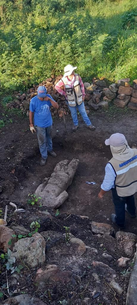 Exploran zona arqueológica de Oxkintok Desde el Balcon